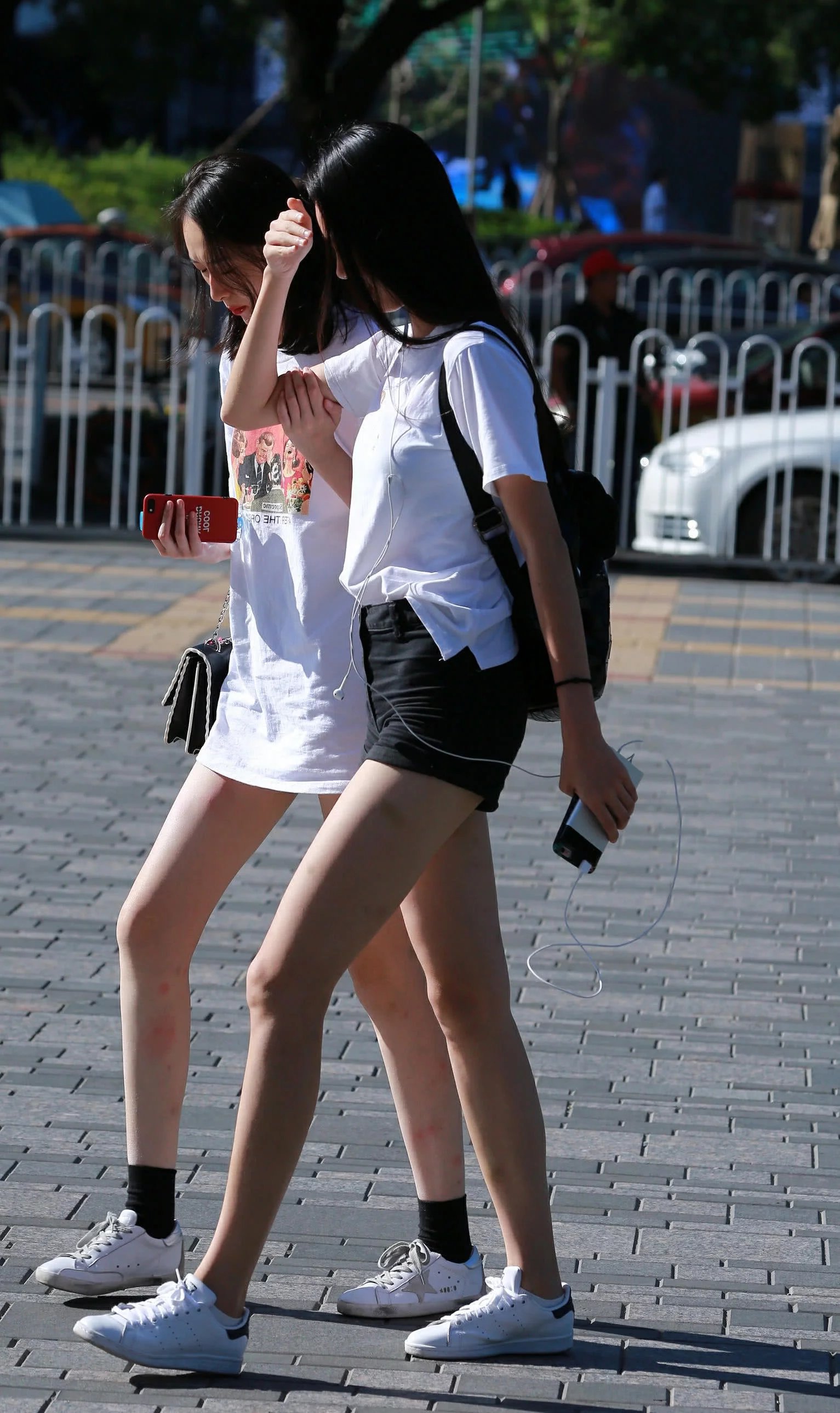 气质小姐姐牛仔短裤大秀恨天高美腿