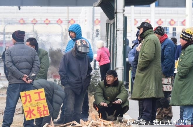 农民工进城打工还不到一个月，却又掀起“返乡潮”，为啥呢？