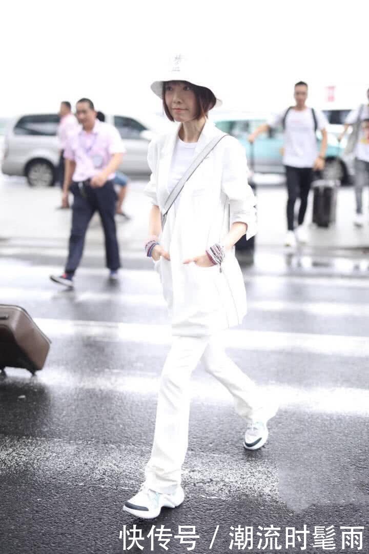 鲁豫瘦得只有80斤，最小码的裤子都塞不满，网友：就是两根竹竿