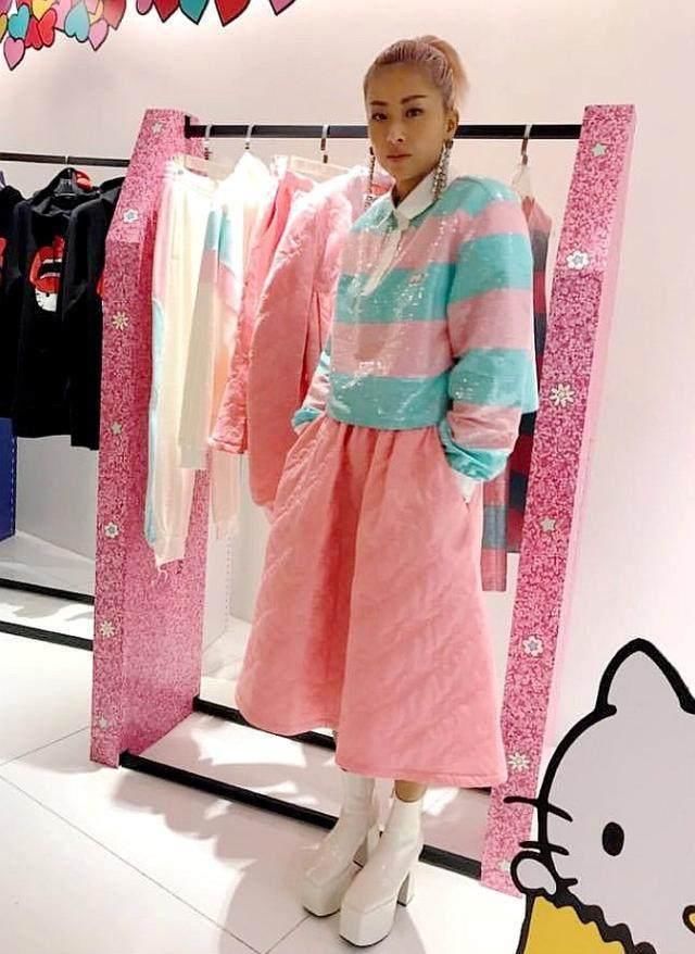 陈奕迅太太徐濠萦的时尚我不懂!蓝色花裙红色花外套，网友:村姑