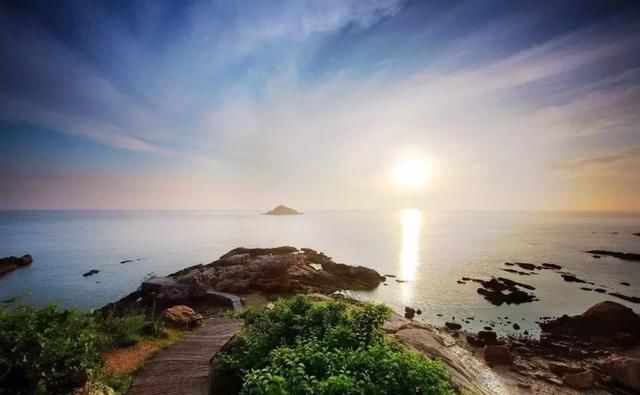 海上升明月，天涯共此时！来烟台海滨，赴一场斑斓的海岸之约！