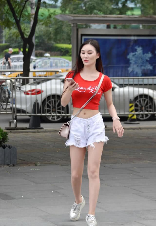  【身材】低腰白色毛边牛仔短裤，搭配短款背心，露出腹部才更美