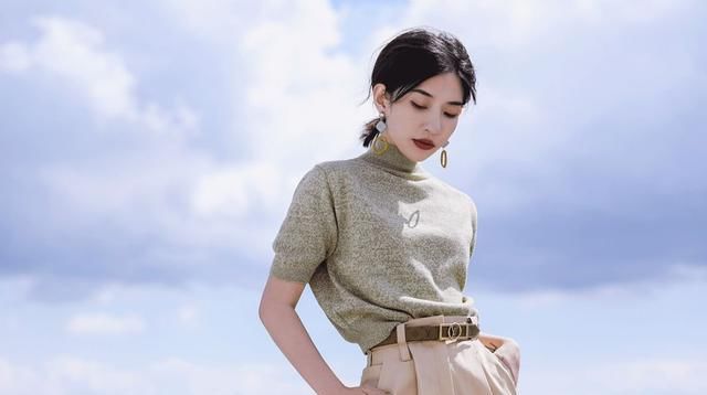『时髦』春节穿什么裤子好?一条时髦的背带裤搭配,穿上年轻好几岁