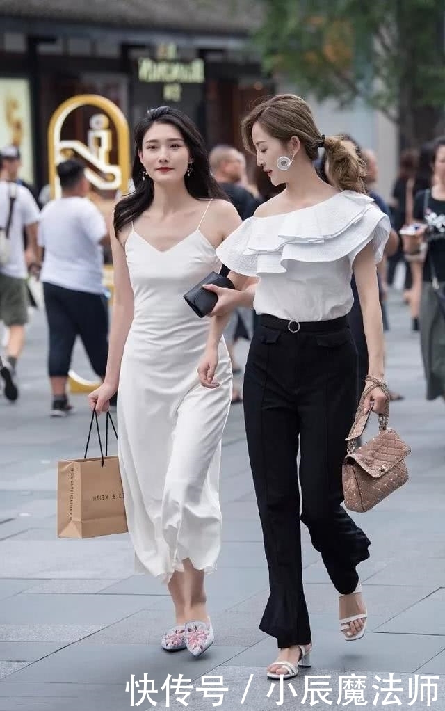  「碎花」路人街拍，小姐姐碎花衬衣十分的好看，经典百搭又耐看