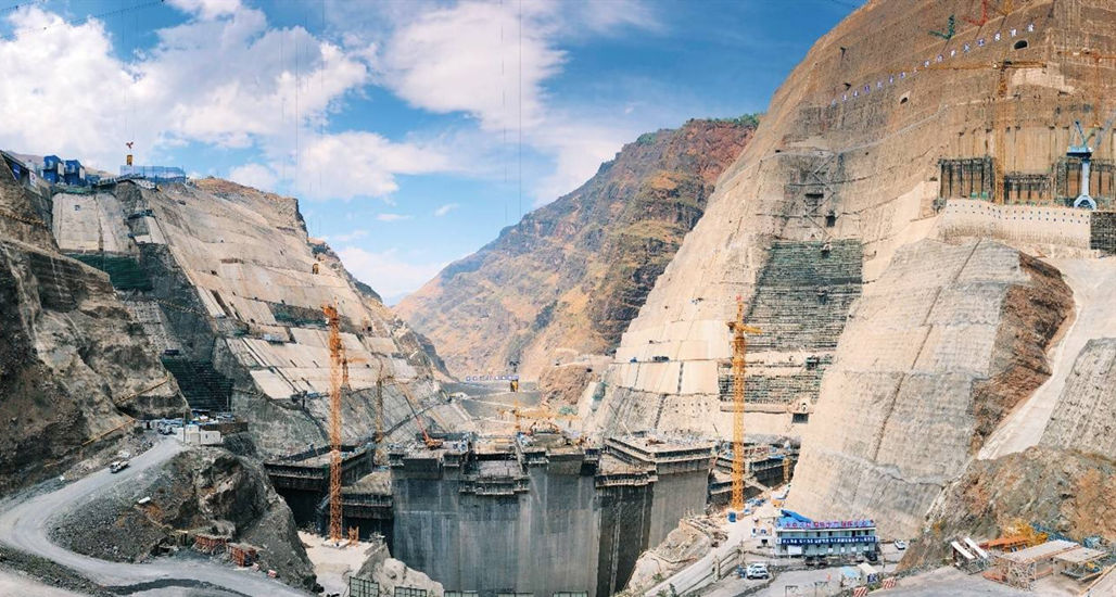 四川境内建设继三峡工程后的全国第二大水电站，十万居民集体搬迁