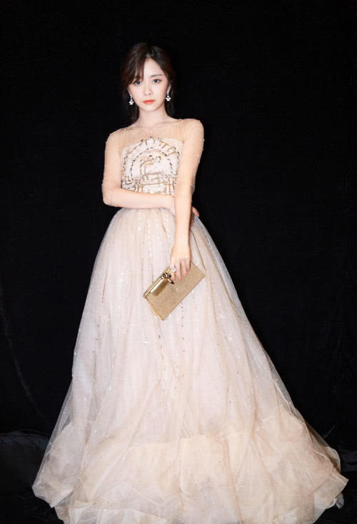 谭松韵穿薄纱遮大长腿,一转身大秀美背,一根带子带出小性感!