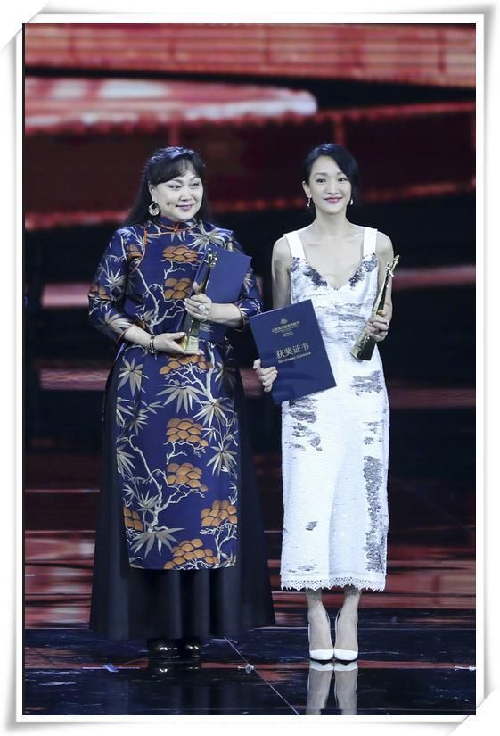 当43岁周迅同框30岁刘雯，网友：终于见识到真正素颜脸长啥样了！