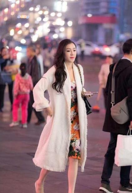  『百看不厌』街拍：黄金比例的大长腿，又长又直，让人百看不厌。