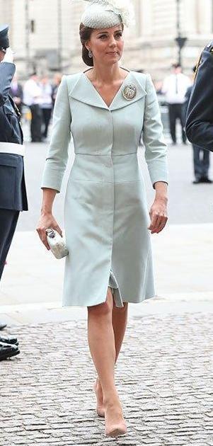 凯特王妃袭连衣裙亮相空军“百年纪念日”! 查尔斯夫妇秀大恩爱!