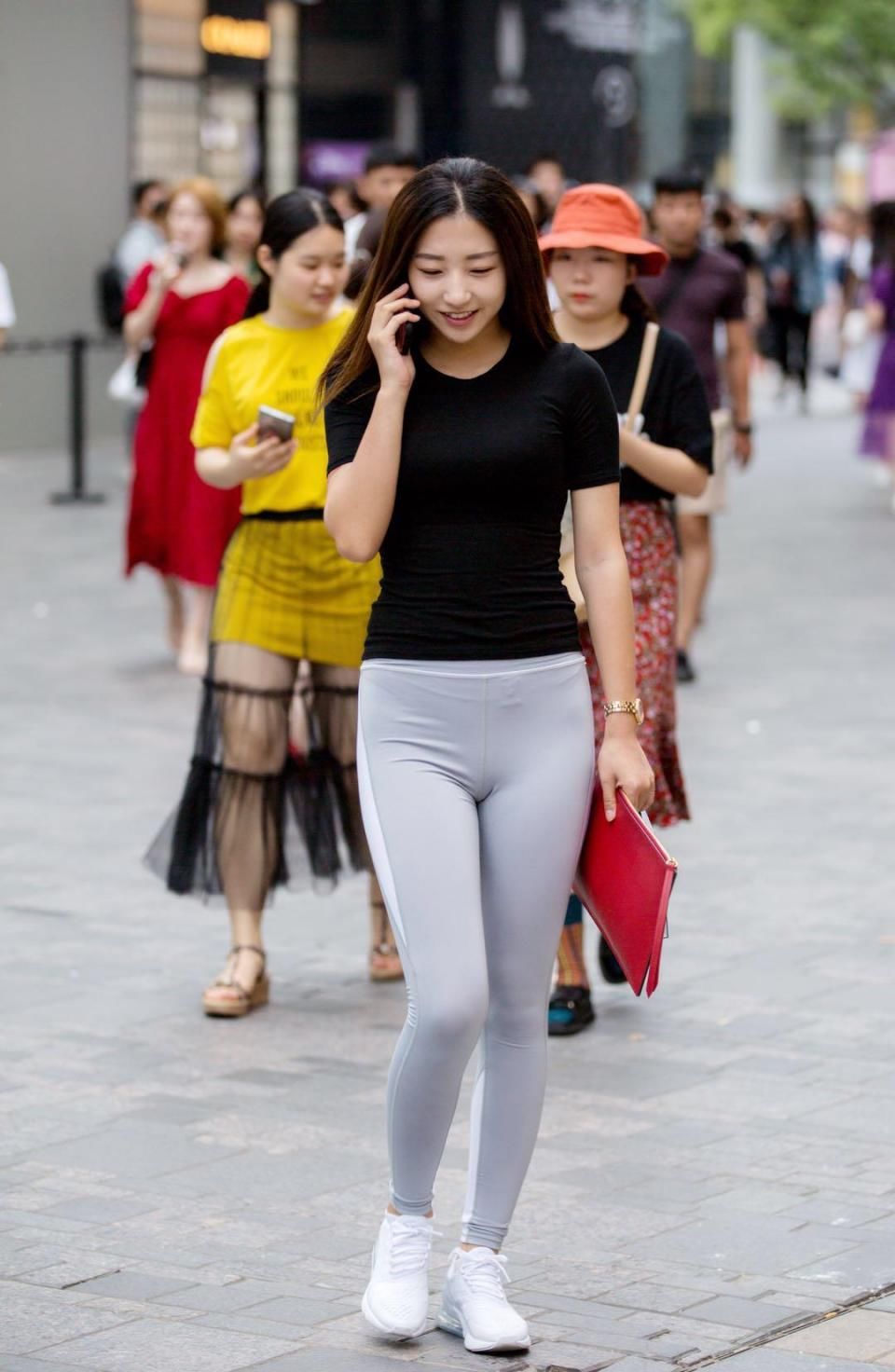 街拍:当好身材遇到打底裤，才知道什么是性感好看