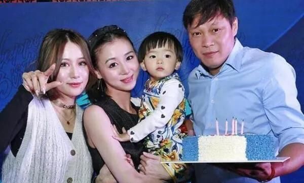 「露脐装」范志毅女儿晒新照,穿露脐装,背名牌包,富二代男友给买万元拖鞋