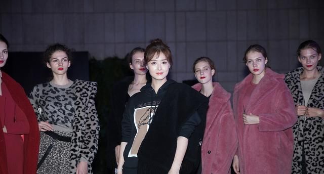 蒋欣四川出席活动，一身混搭现身，网友:怎么穿都好看