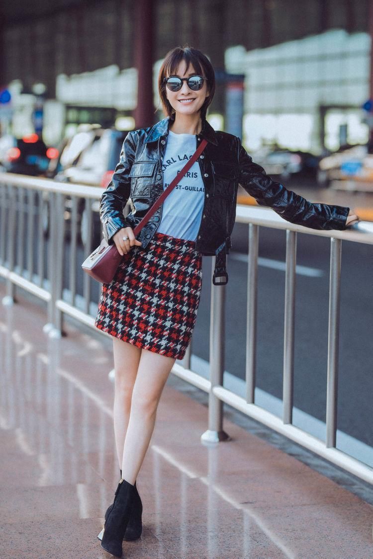 吴昕没有高级脸，穿衣搭配却让人看着很舒服，小短裙美回18岁