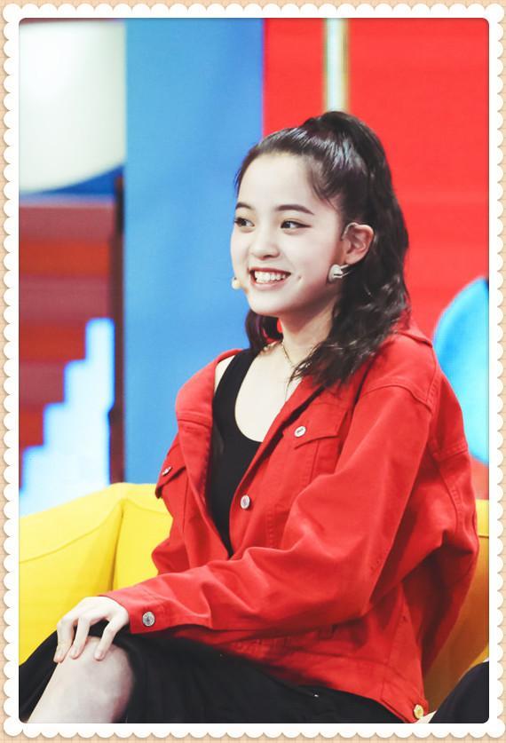 欧阳娜娜和关晓彤相差3岁，可同穿半身裙，却是少女和阿姨的差距