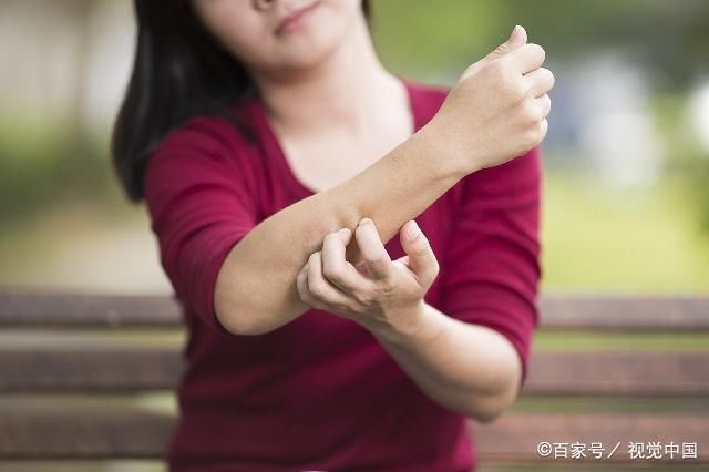 双下巴■微胖女生的身材特点肉肉的脸显胖,双下巴显臃肿,麒麟臂很难遮