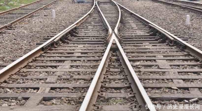 火车轨道经常生锈，为何不改用不锈钢材料？原因让游客表示长知识