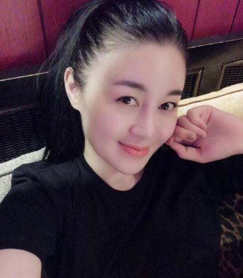 关婷娜有多美?路人近拍她穿短裤的样子,网友:赵本山真有眼光