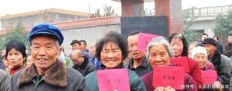 在农村有养老保险的农民有福啦，每月有1200元加200补贴