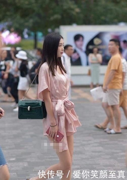『清爽』街拍:性感小姐姐睡衣出门,看上去格外的清爽,你们认为呢?