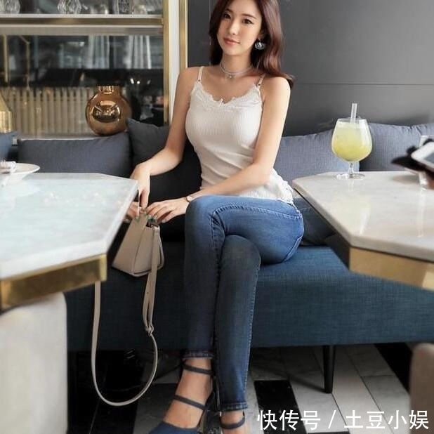 「 很好」尽显女神的甜美感，气质很好的牛仔裤美女