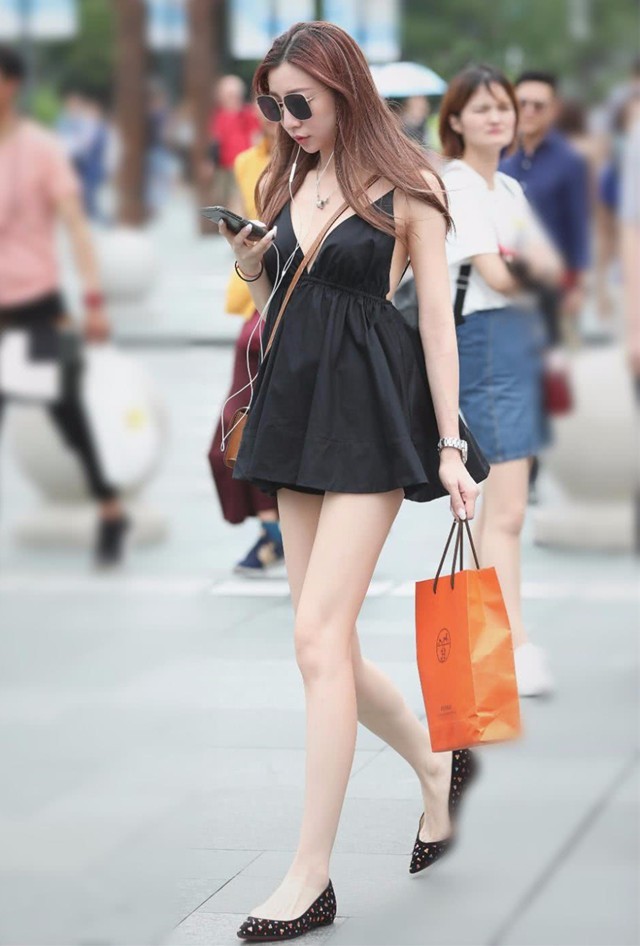 街拍:小姐姐吊带连衣裙的露背杀,大展自己的好身材