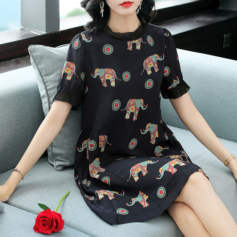 天呐，55岁妈妈真敢穿!棉绸薄裙+高跟鞋，三亚旅游，美胜风景