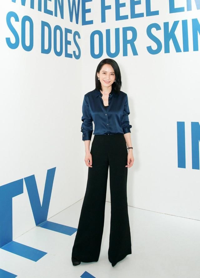 俞飞鸿深v裙现身，网友:47岁还打扮的这么妖艳?