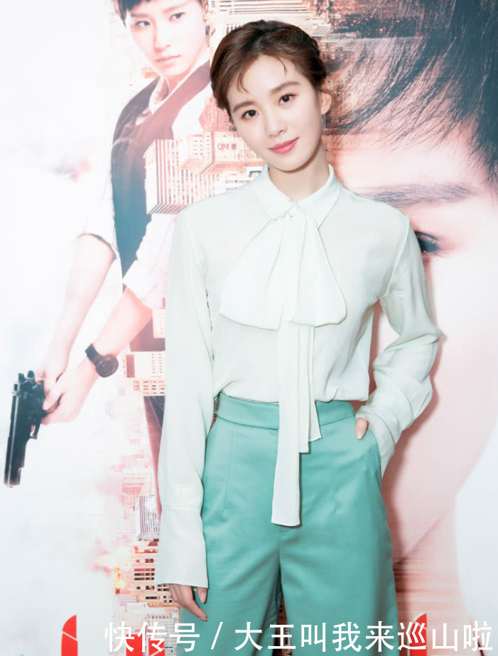 刘诗诗脚穿塑料袋，包包被“压扁”了还在背，微卷发型真女神！