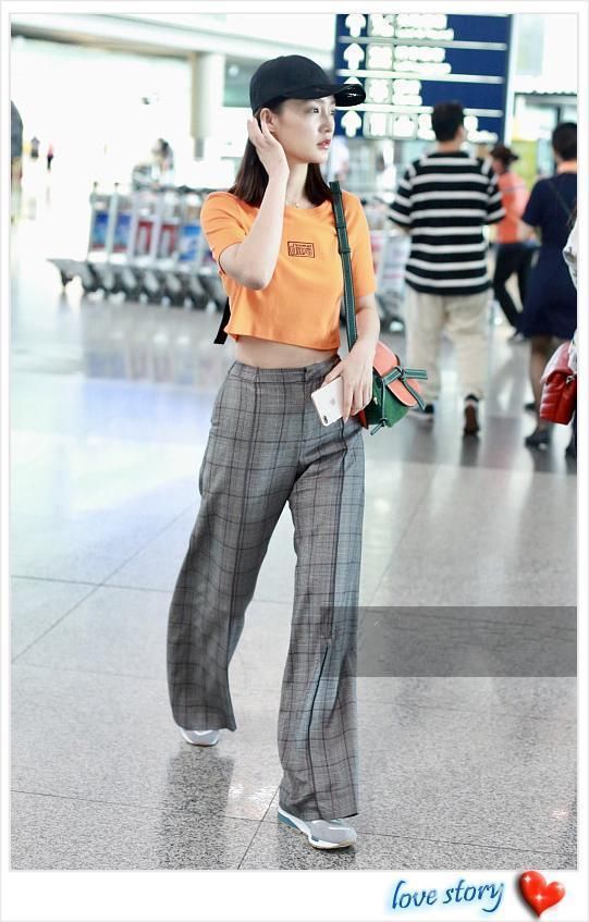 当戚薇和李沁同穿格子阔腿裤,才知道P图与不P图的差距有多大!