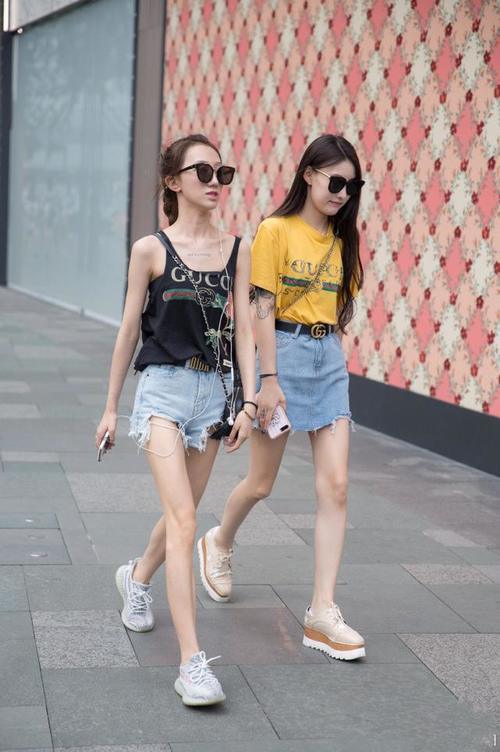 路人街拍，小姐姐高开叉的连衣裙搭配一双细跟的高跟鞋，很是性感