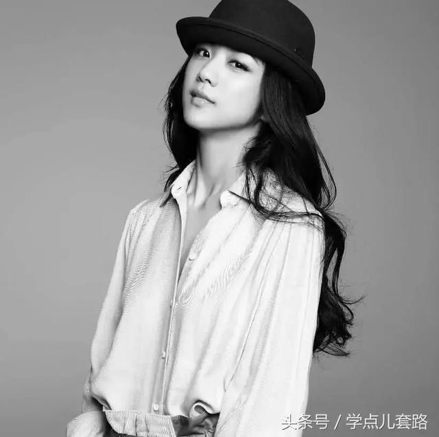 汤唯上围激增防走光急忙用手捂，黑色吊带裙性感迷人，看看