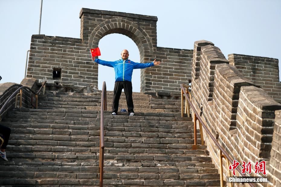  「警长」香港警队代表登上北京八达岭长城