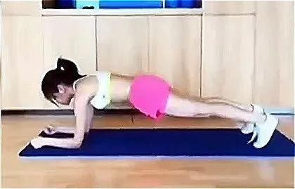 赵丽颖劈叉破怀孕传闻遭群嘲，网友:请参照谢娜、陈妍希