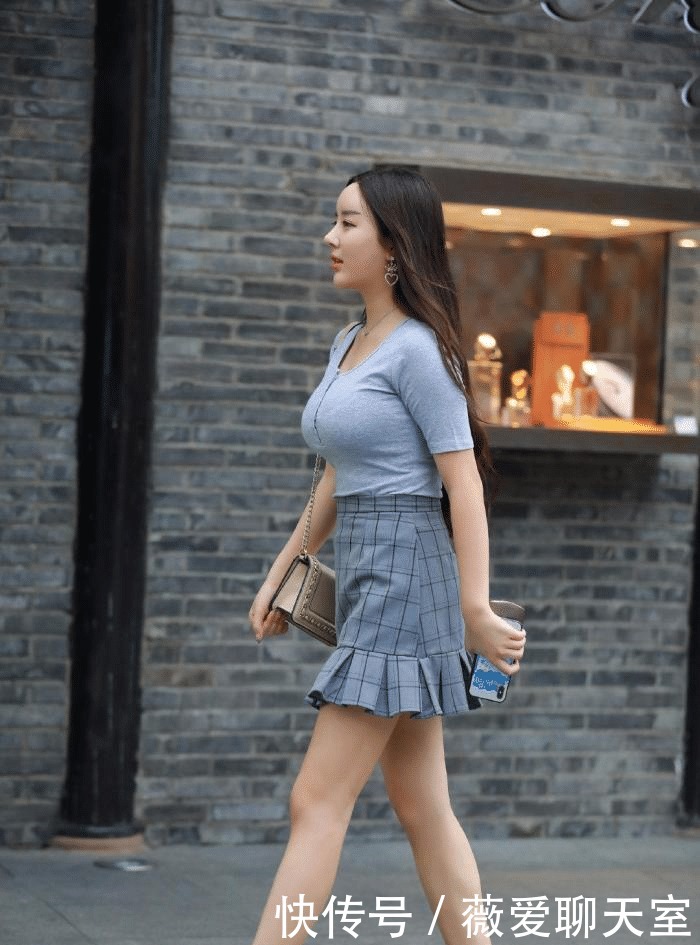  「小姐姐」裙子太短怕不敢穿？在裙尾上加“扑克边”，姐姐装嫩拼了