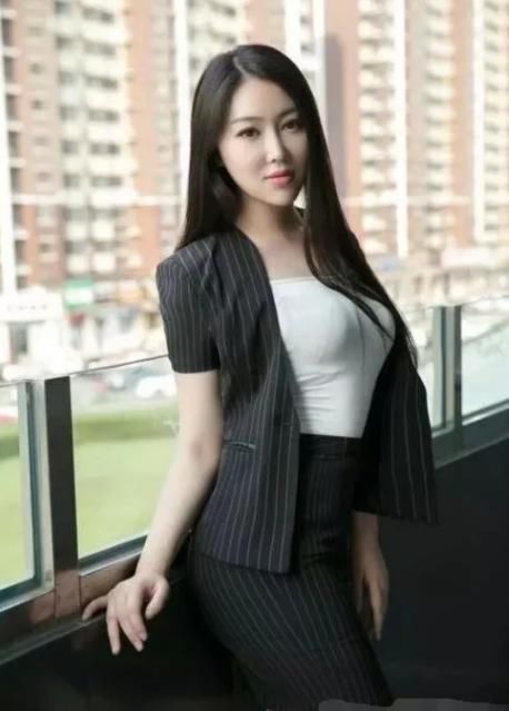 紧身打底裤：时尚玲珑的小姐姐，自带性格迷人的属性，十分艳丽！