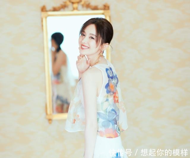 娜扎真敢穿! 衣领前后深V露一大半, 网友 裙子长度好尴尬