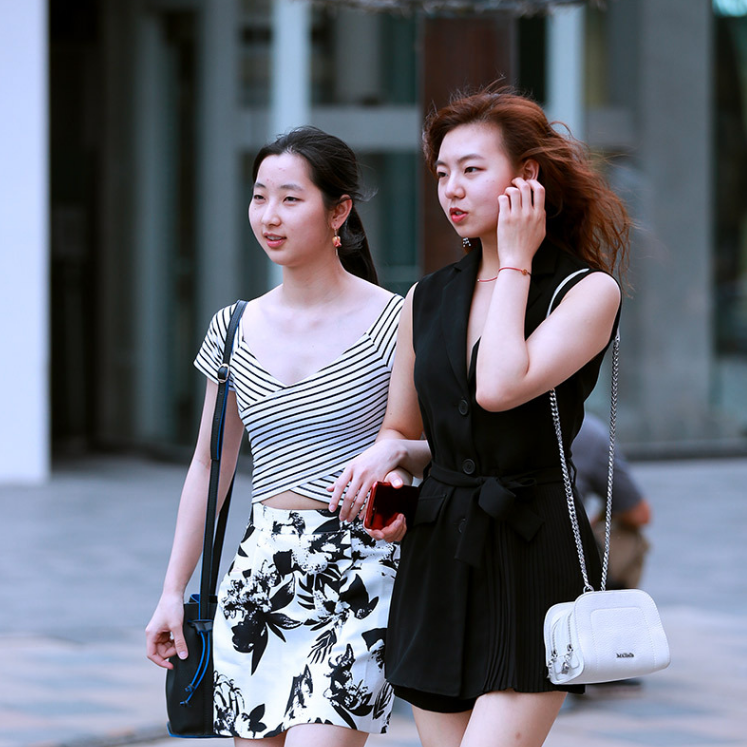 街拍：美女身穿牛仔裤，穿出时尚态度，绽放姑娘玲珑般的身姿！