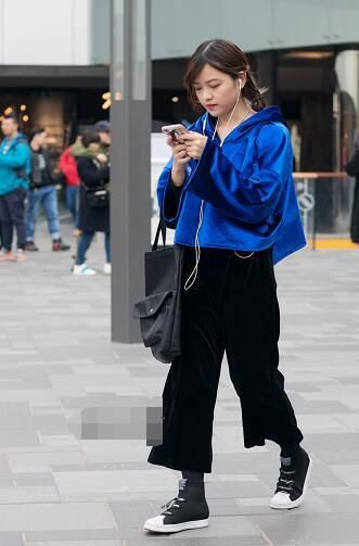 可别说我没有告诉你，今年流行这个颜色的卫衣