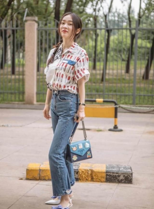 霍思燕厉害了，这么窄的裤子也能穿进去，网友：看着尴尬了！