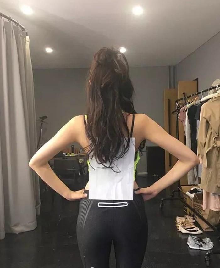 张天爱身材很好，时装搭配一下更好