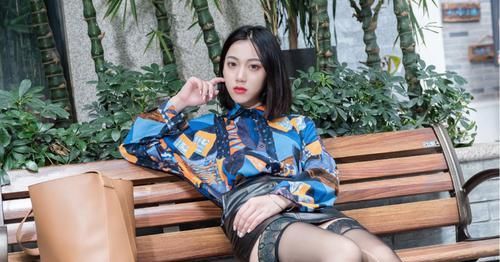 【 气质】走出大长腿的性感气质,尽显女性妩媚的那一面,彩色浮夸的上衣