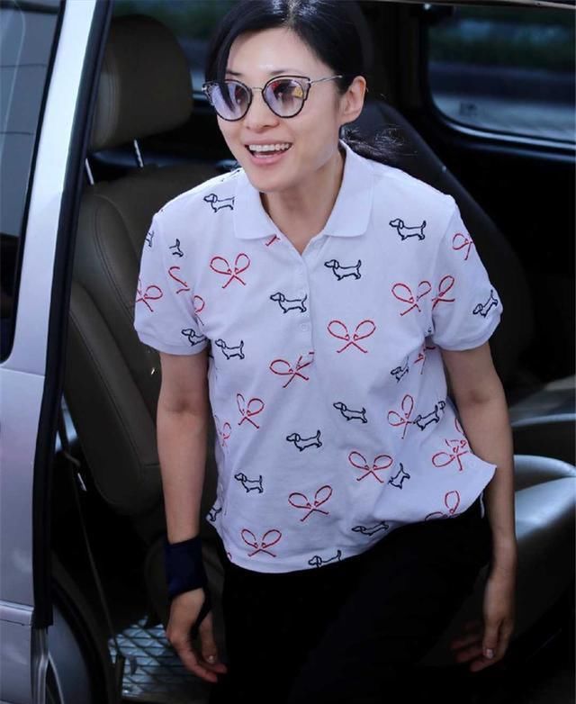 【少女】周涛从不装嫩扮少女,51岁素颜穿搭造型显气质,大龄女性学一学