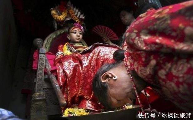 中国有活佛转世,尼泊尔却用这种方式挑选“活女神”,游客惊叹