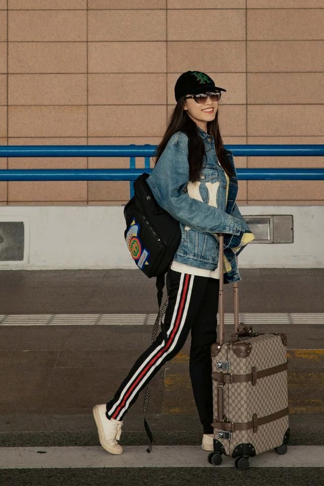 超5万穿搭现身机场，倪妮硬是穿出清新时尚感，看来这钱花的真值