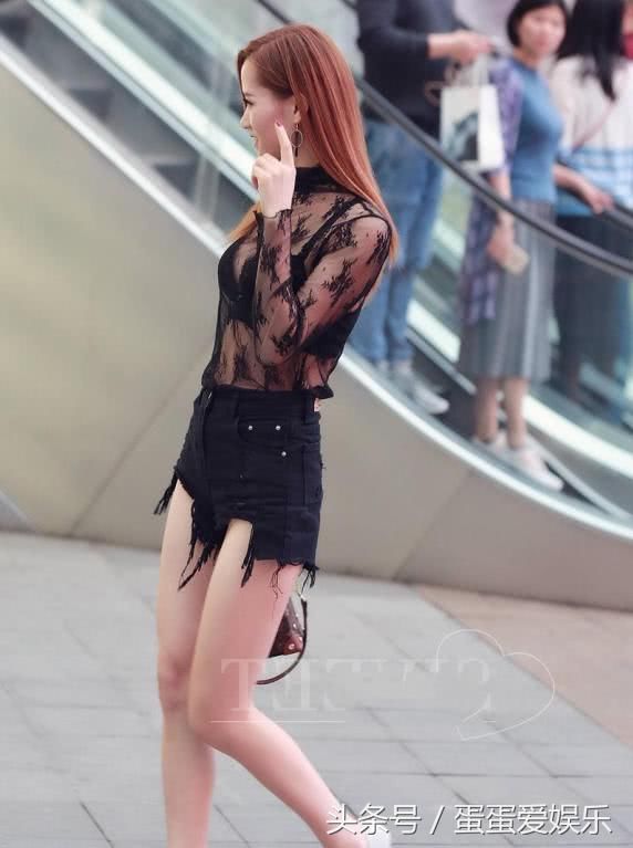 气质小姐姐镂空蕾丝上衣裹出饱满上围，柔软细腻的身材值得一看