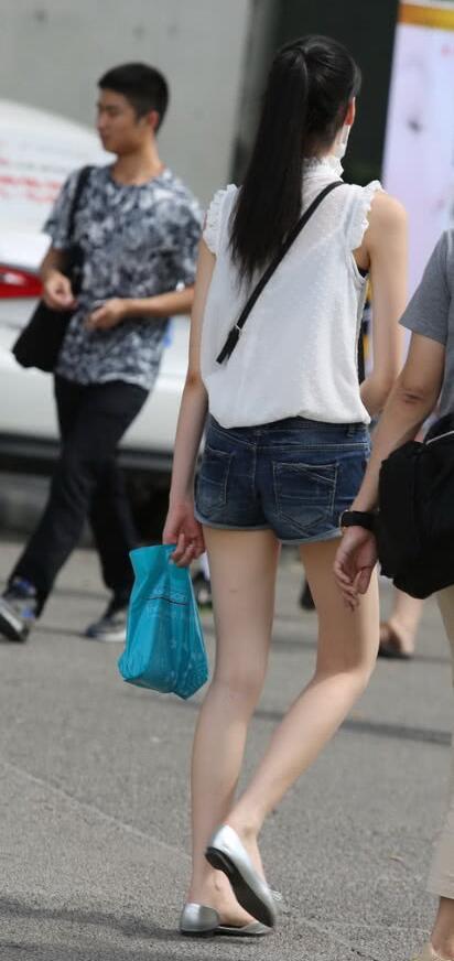 素颜小姐姐穿超短裤秀出白皙修长美腿，是“腿精”吗