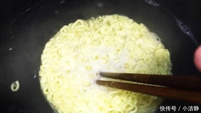  『时先』煮泡面时先放“调料”还是面饼，很多人做错了，难怪油多又难吃！