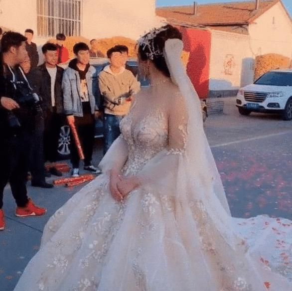 无痕|新娘穿“无痕暗纹婚纱”走红网络,新郎更是惹人羡慕