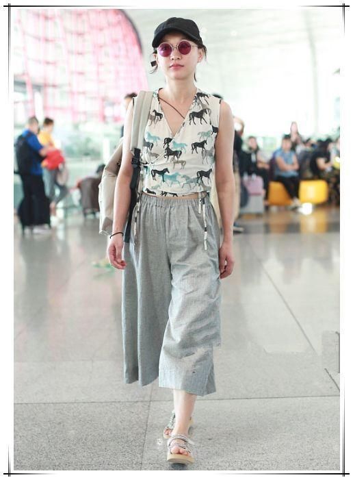 44岁周迅终于不低调！小马衫配阔腿裤秀细腰，网友：嫩起来认不出