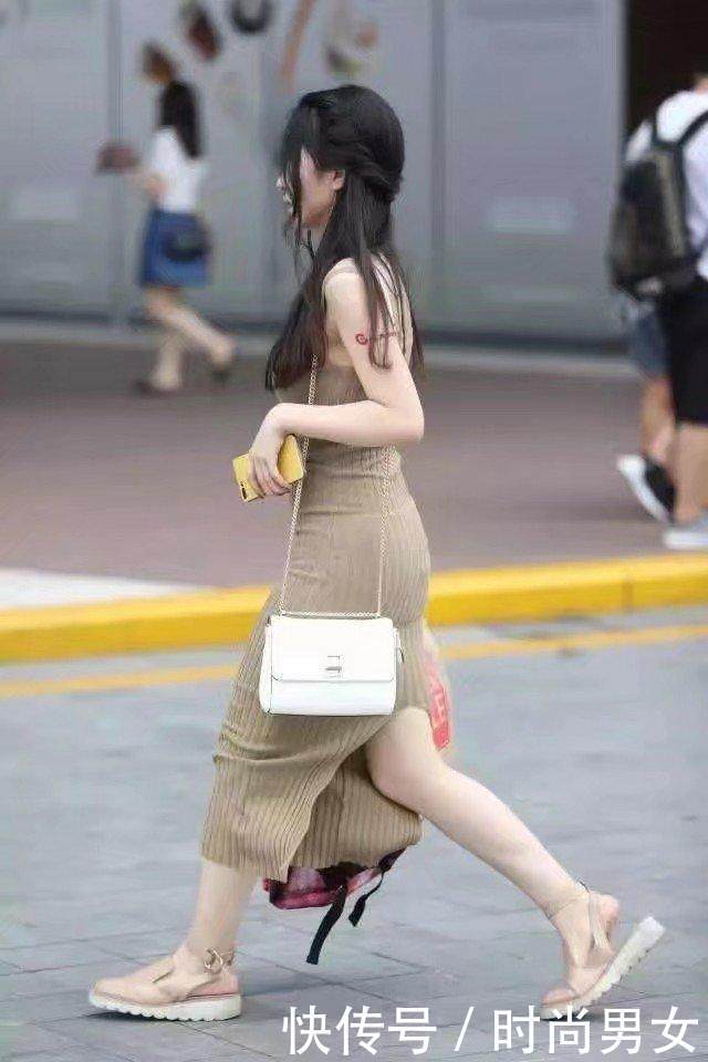 性感迷人少妇紧身裙勾勒出迷人曲线，散乱长发披肩尽显妩媚女人味